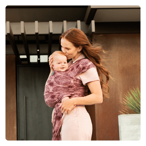 mama abrazando a su bebe en el fular de porteo elastico de bambu Moby